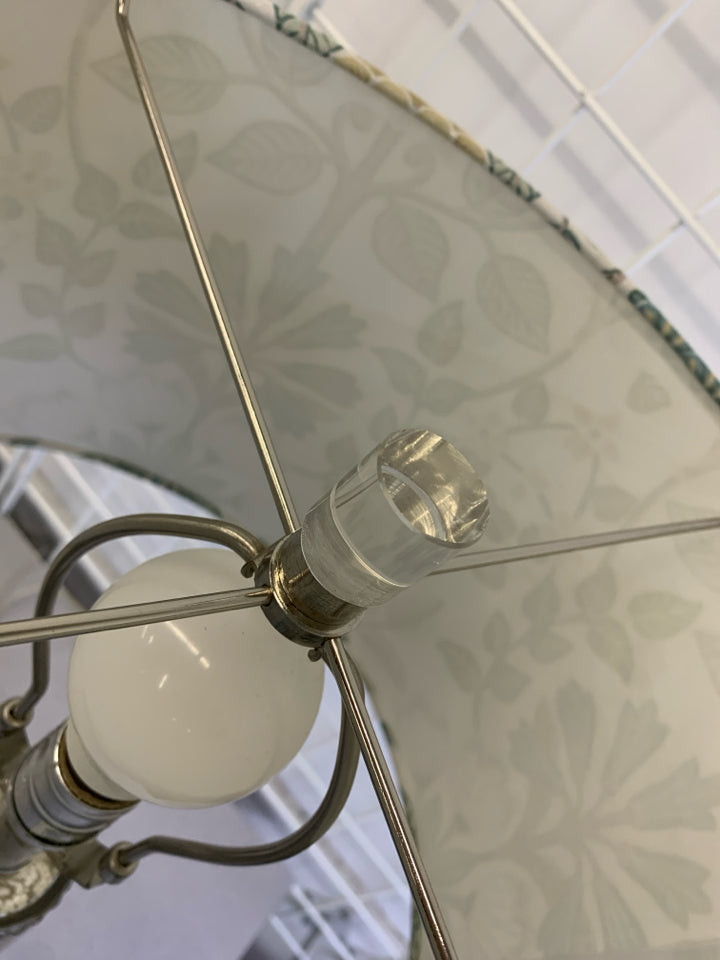 GREEN & CREAM FLORAL LAMP W/RIBBED METALLIC BASE.