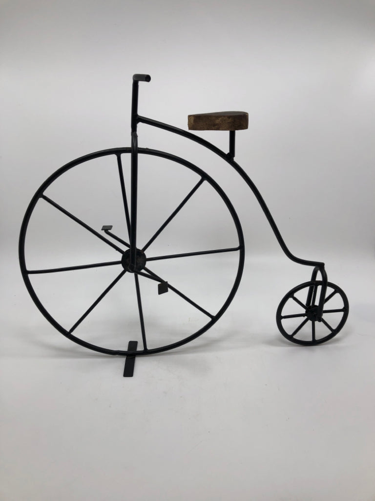 METAL BICYCLE DECOR W/WOODEN SEAT.