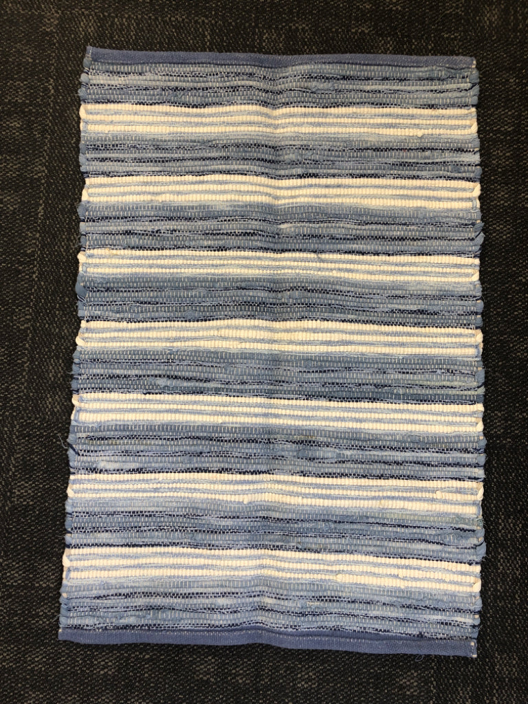 BLUE/WHITE RAG RUG.