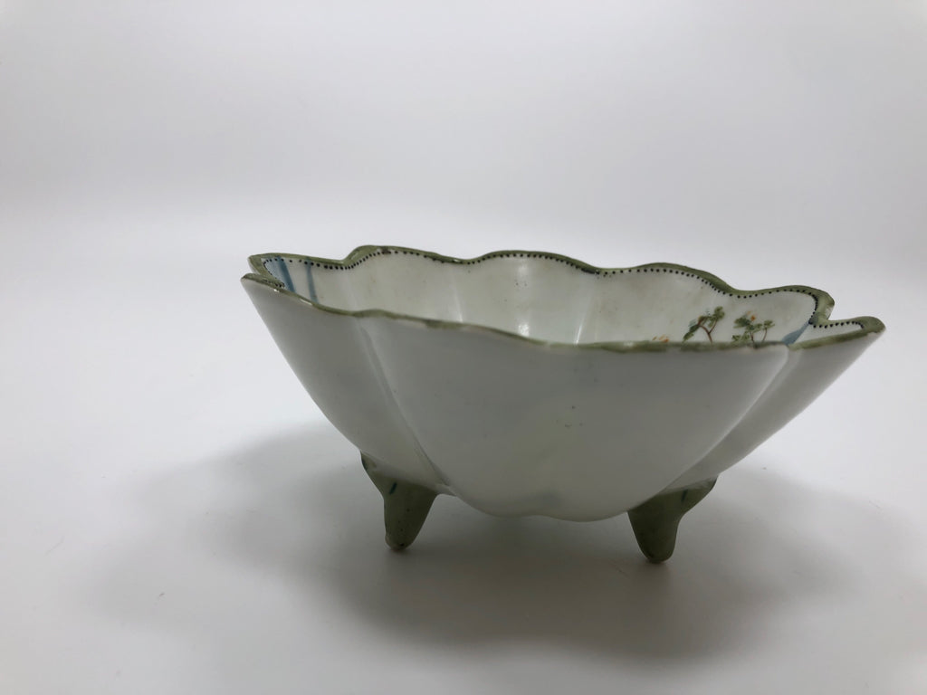 VTG GREEN/WHITE PORCELAIN CATCH ALL DISH W/LEGS.