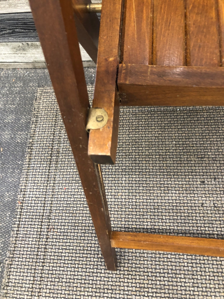 FOLDING WOOD CHAIR.