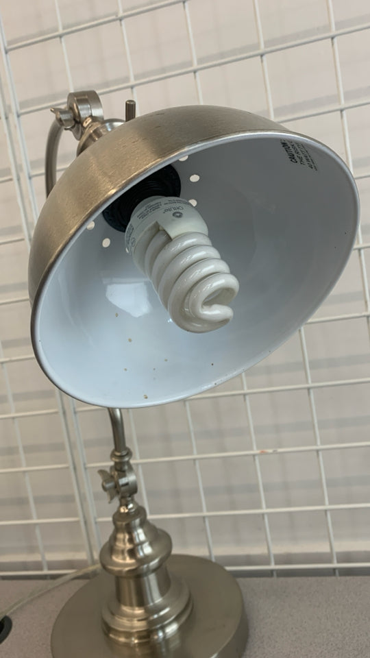 METAL ADJUSTABLE ARM DESK LAMP.