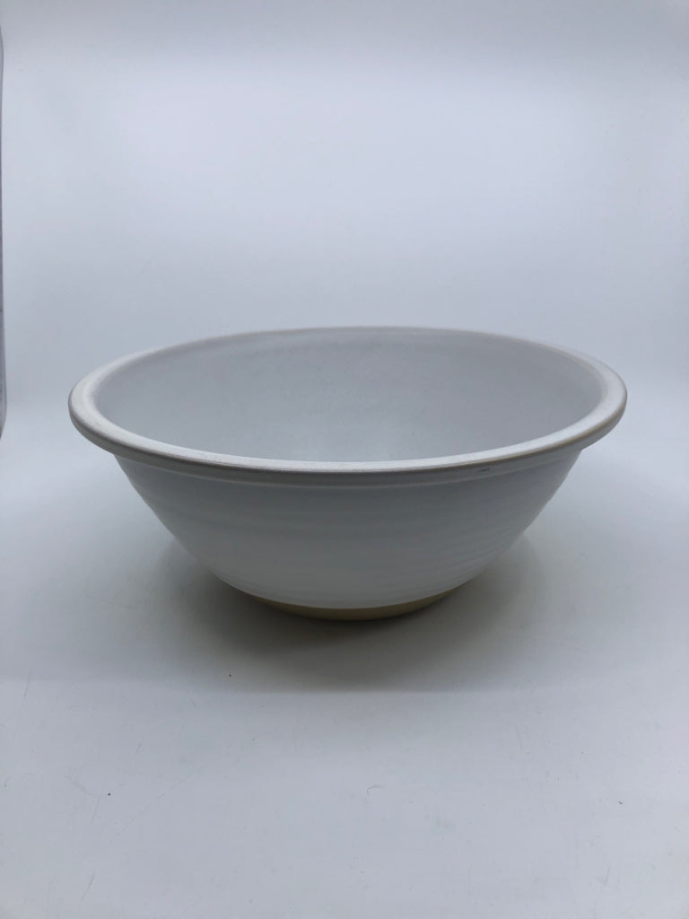 WHITE RIBBED SALAD BOWL.