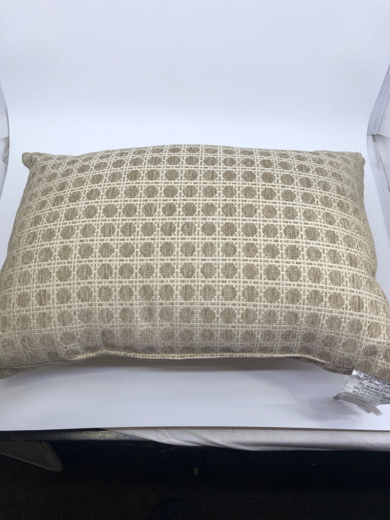 GREY RECTANGLE PILLOW.