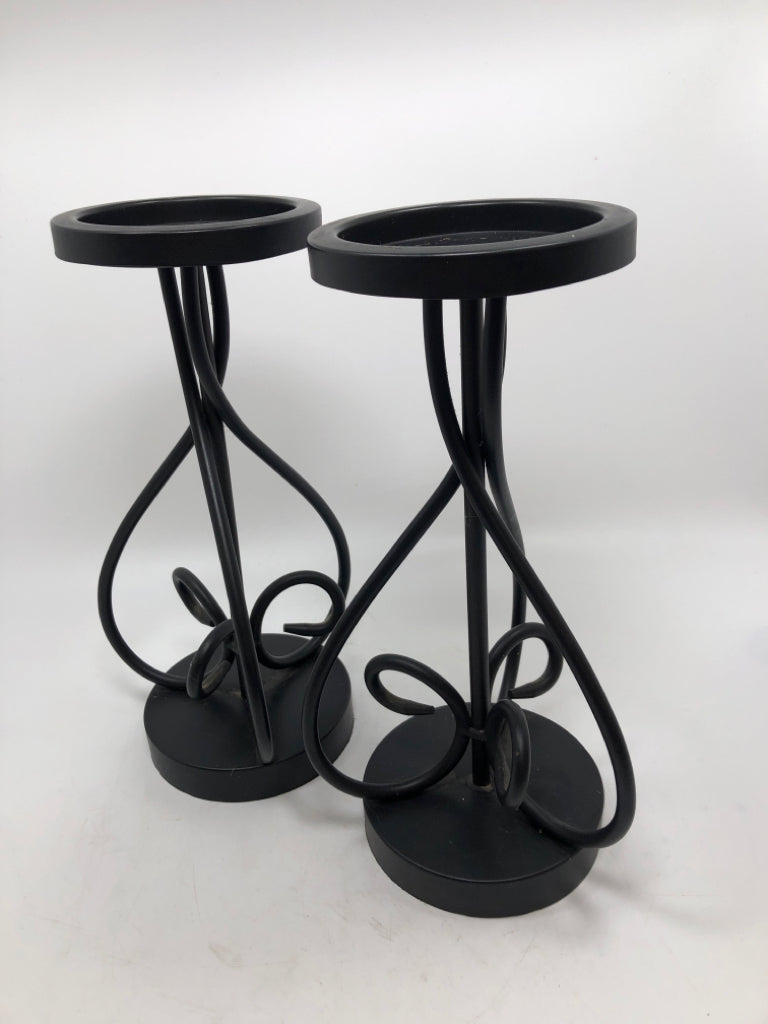 2PC METAL SCROLL CANDLE HOLDERS.