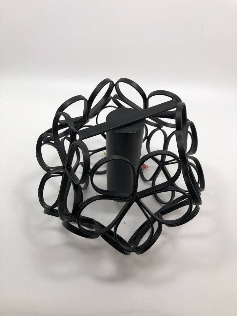 NWT METAL FLOWER CANDLE HOLDER.