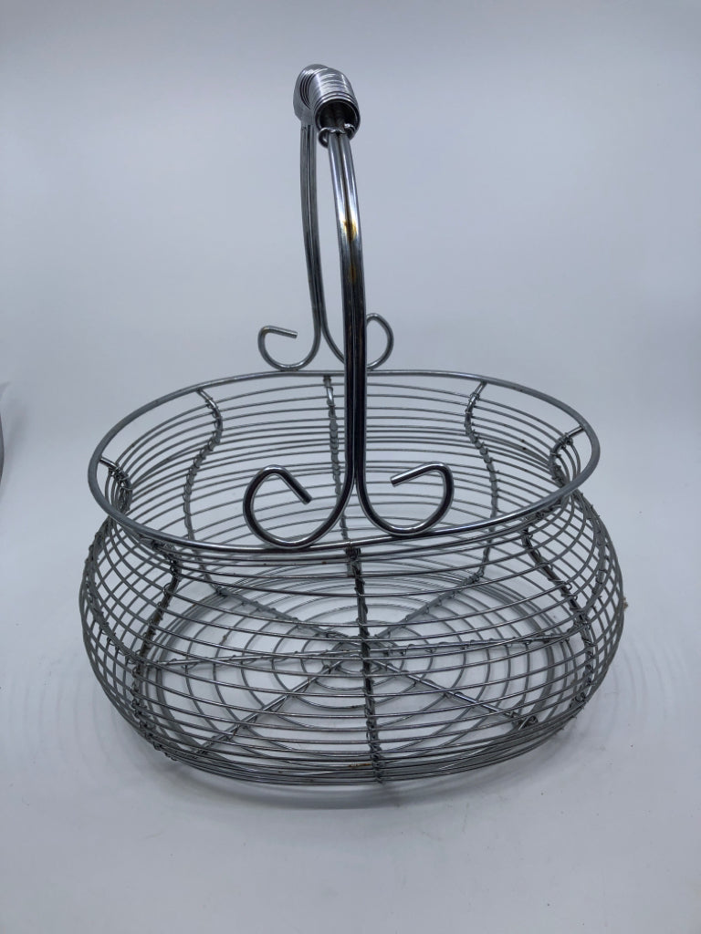 OVAL SILVER METAL BASKET W/ HANDLE.