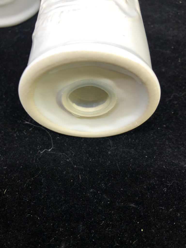 WHITE SALT & PEPPER SET.