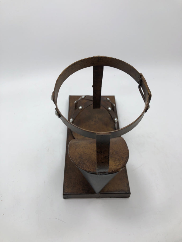 METAL SHOE WINE BOTTLE HOLDER.