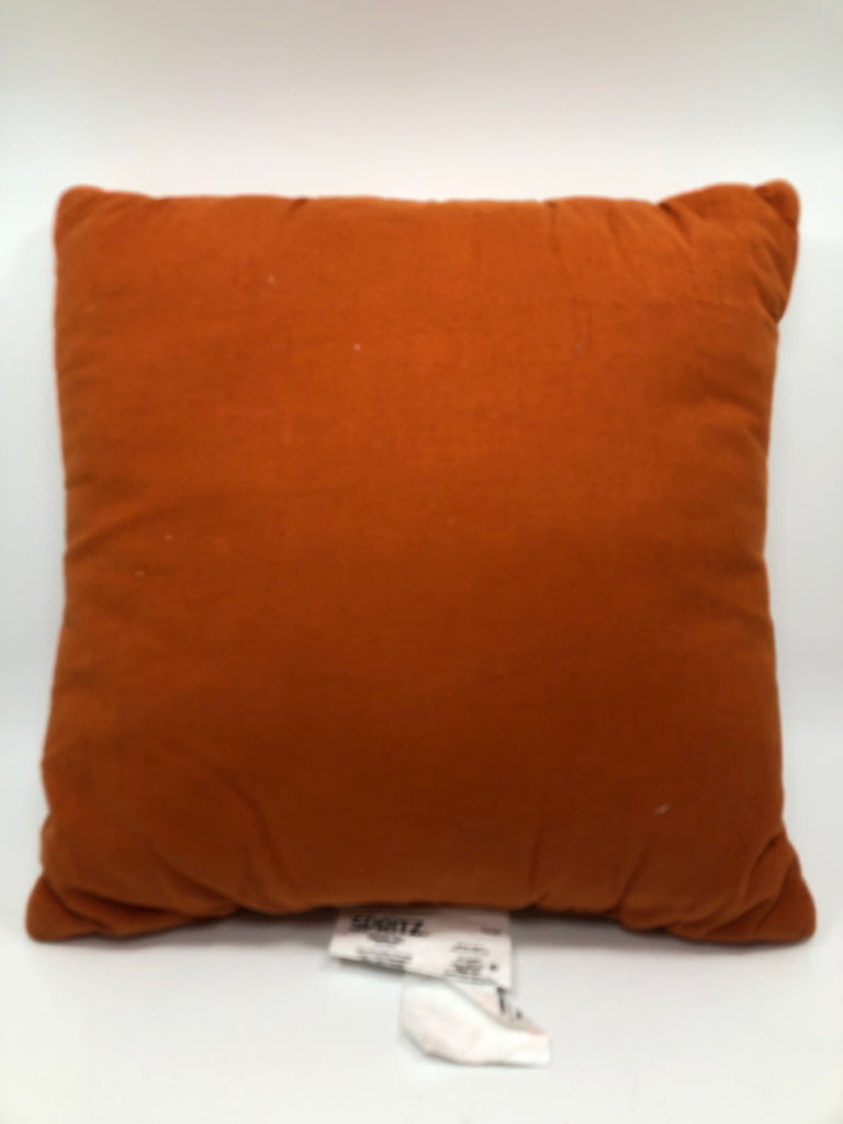 ORANGE ACCENT PILLOW "APPLE PICKING".