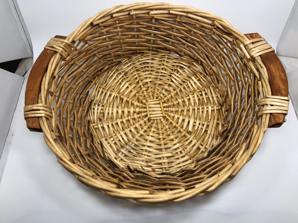 ROUND WOVEN BASKET TRAY W/WOOD HANDLES.
