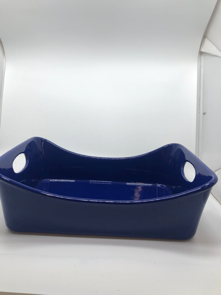 STONEWARE HANDLED BAKING DISH.