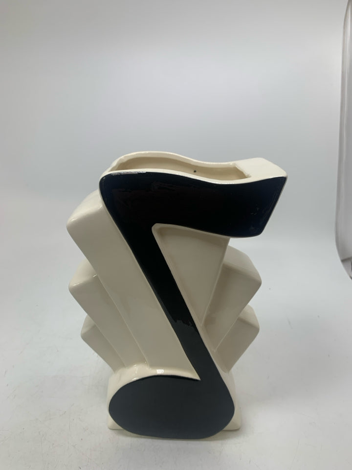 VTG ART DECO MUSIC NOTE VASE.