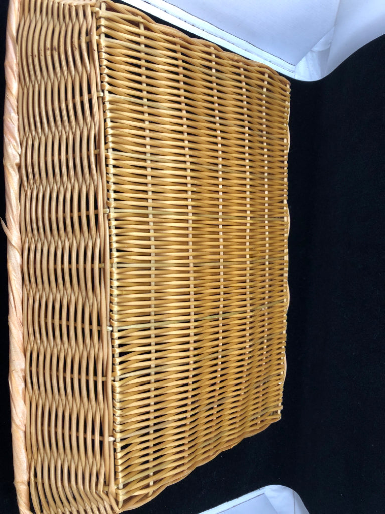 BLONDE WICKER BASKET TRAY W/HANDLES.
