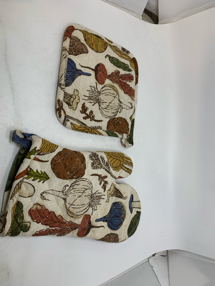 2 PC CREAM VEGGIE THEME OVEN MIT/POT HOLDER THRESHOLD.