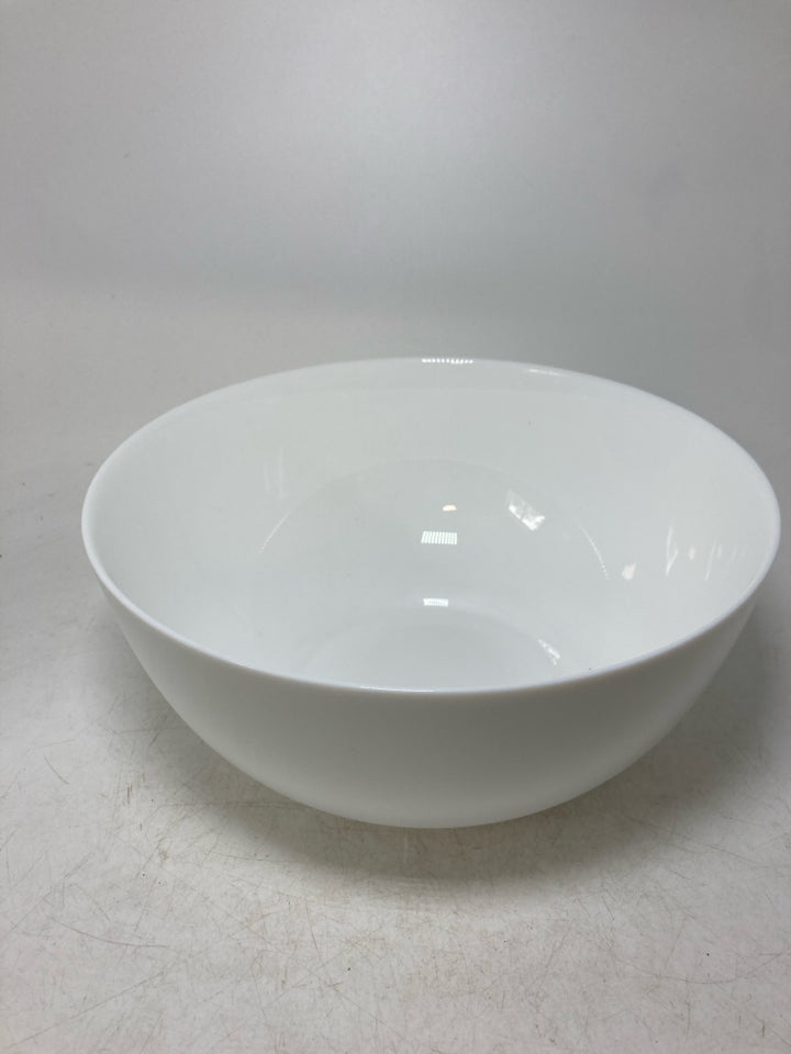 WHITE GLASS MIXING BOWL.