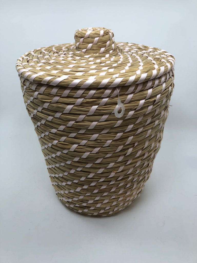 LIGHT WOVEN BASKET W/LID.