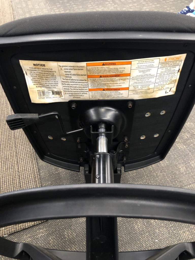 ADJUSTABLE BLACK SWIVEL OFFICE CHAIR.