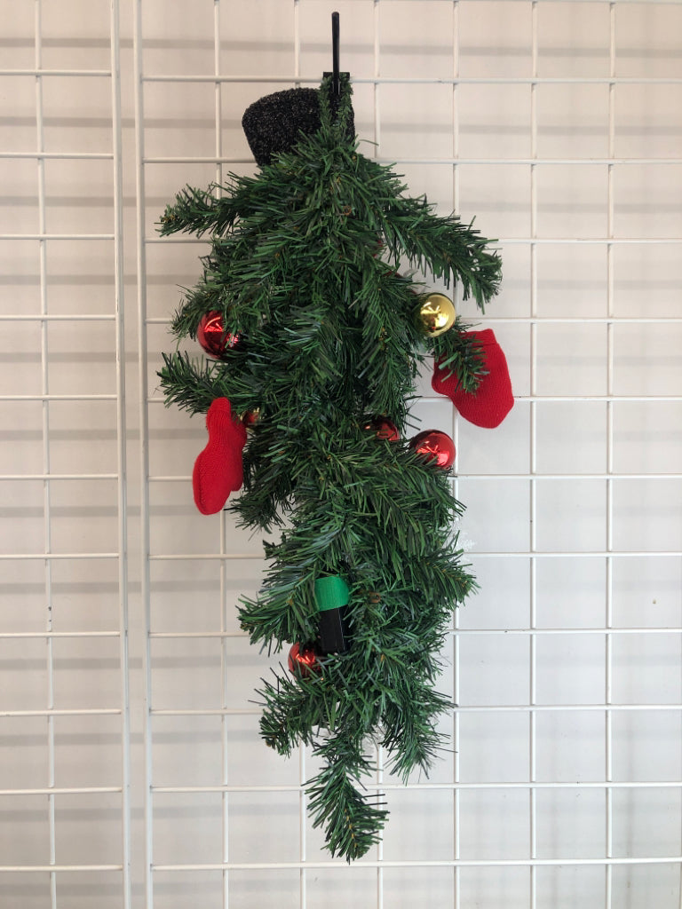 SNOWMAN DECORATED SWAG.