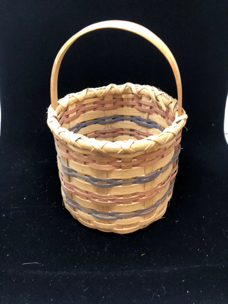 TAN/PINK/BLUE BASKET W/WOODEN HANDLE.