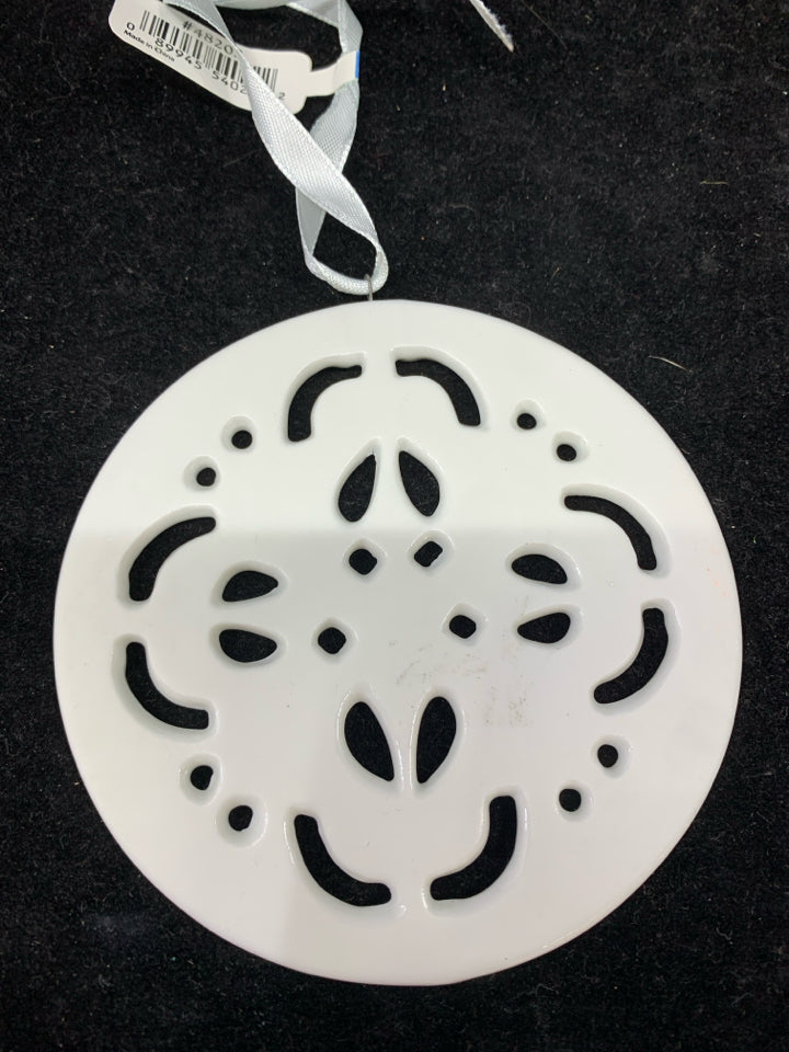 CERAMIC WHITE BLUE EDGE CIRCLE ORNAMENT.