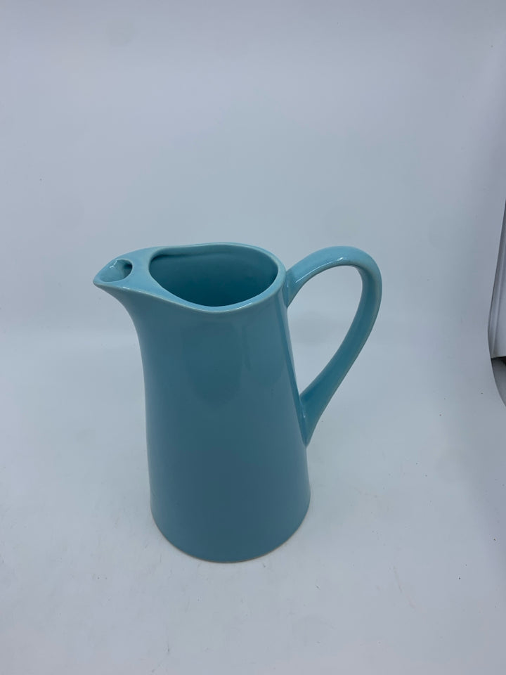 BLUE PITCHER W ICE LIP.