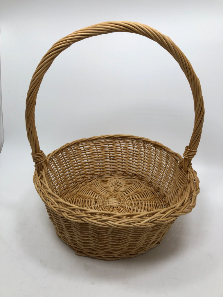 CIRCULAR WICKER BASKET W/TWIRLED HANDLE.