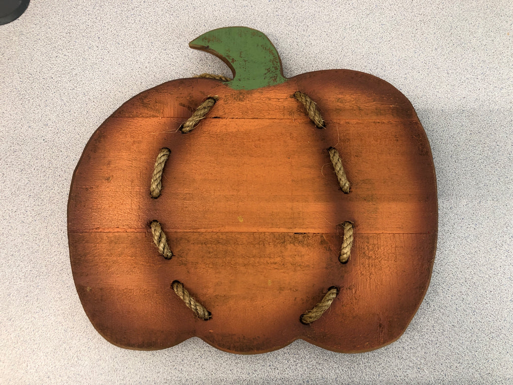 WOOD PUMPKIN W/TWINE WALL HANGING.
