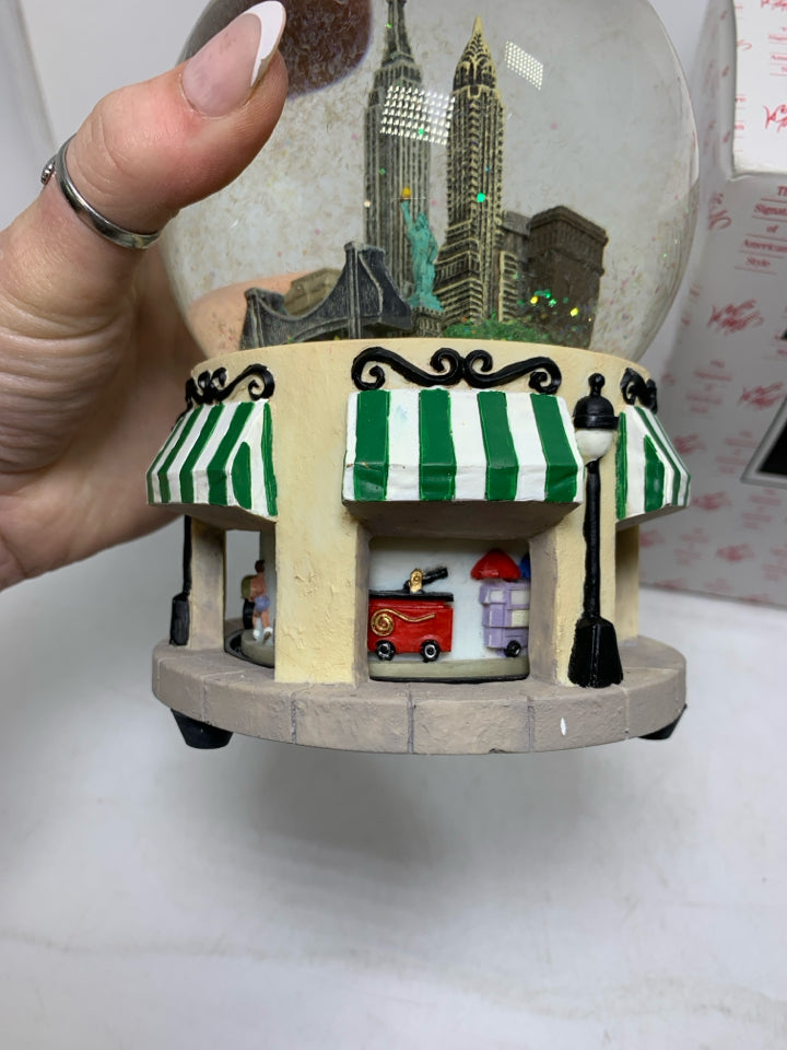 NIB LORD AND TAYLOR NEW YORK MUSICAL SNOW GLOBE.