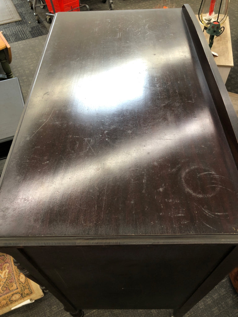 VTG DARK WOOD DRESSER W/5 DRAWERS & ORNATE METAL PULLS ON WHEELS.