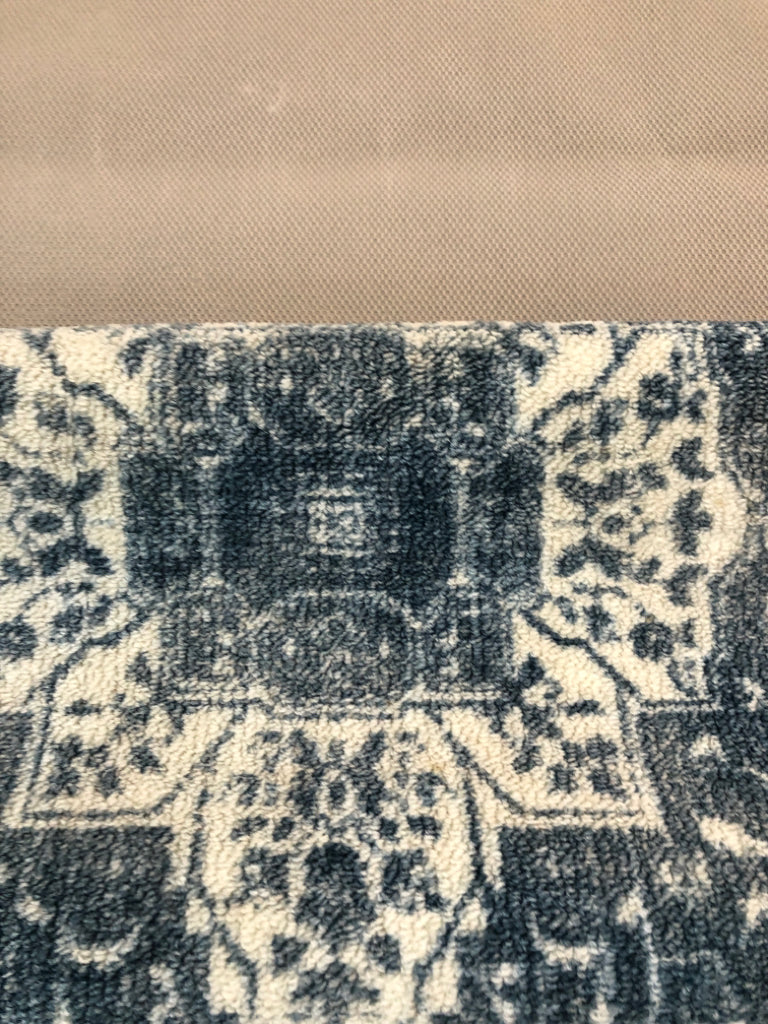 BLUE MEDALLION W/CREAM BORDER RUG.