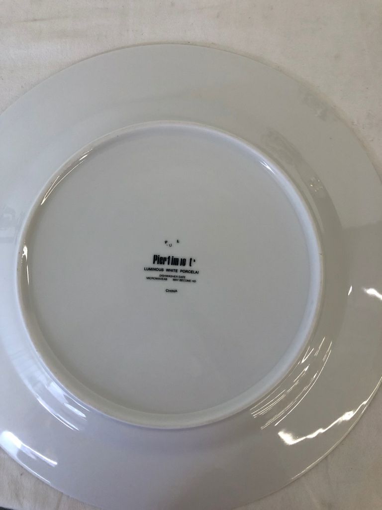 4 WHITE DINNER PLATES.