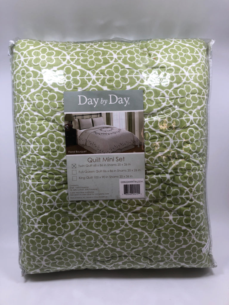 NIP TWIN SIZE GREEN FLORAL QUILT MINI SET.
