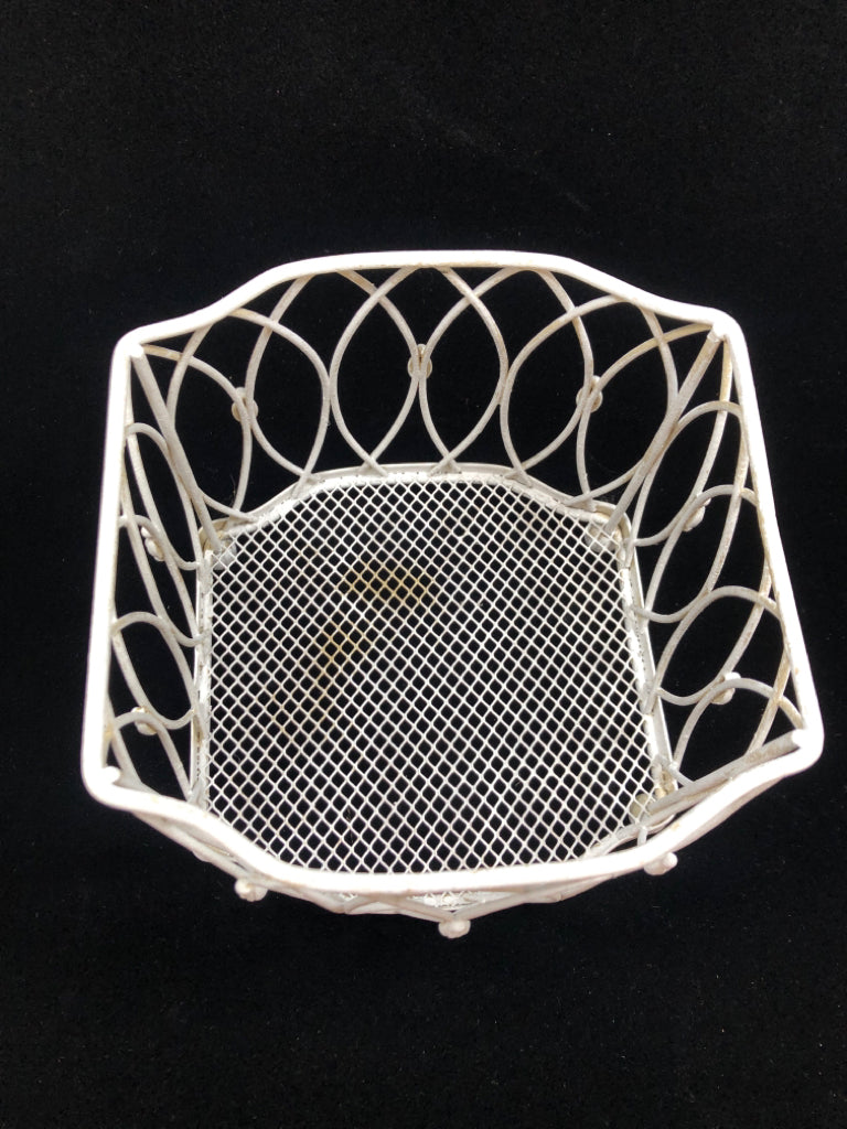 MEDIUM WHITE DISTRESSED METAL BASKET.