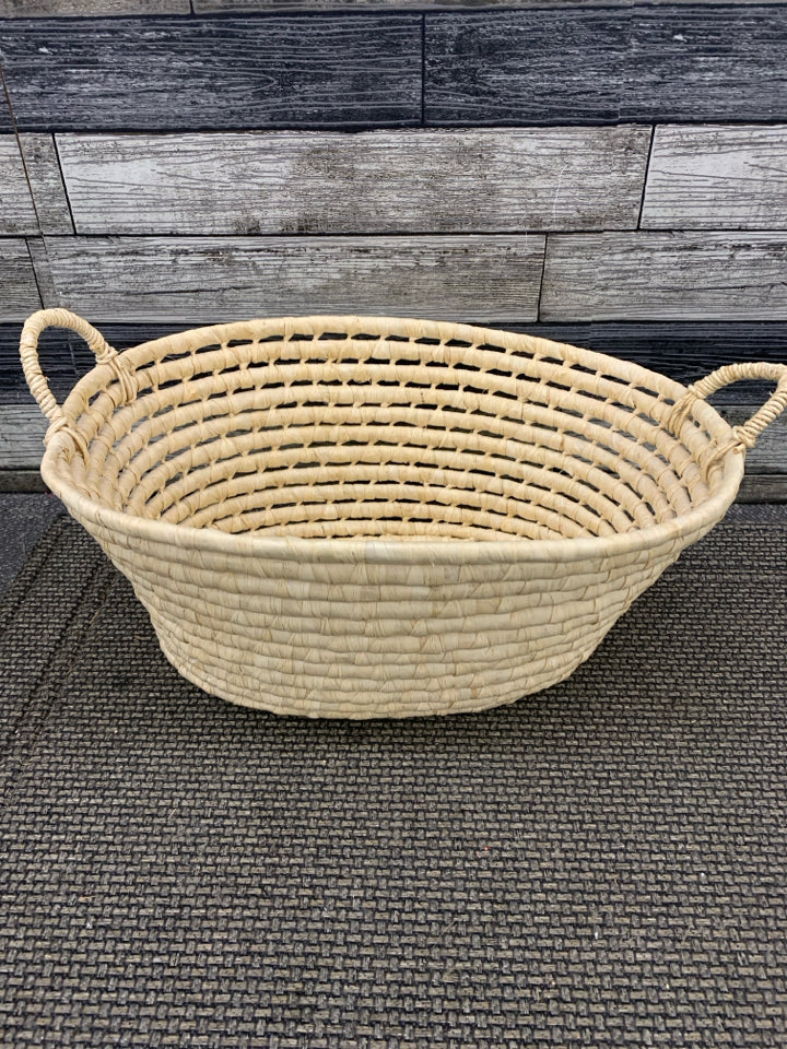 STRAW WOVEN BASKET.