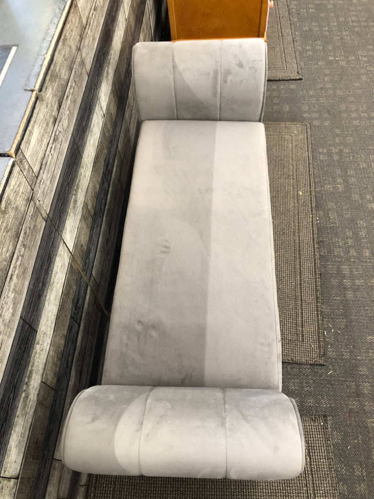 SOFT GRAY STORAGE BENCH.