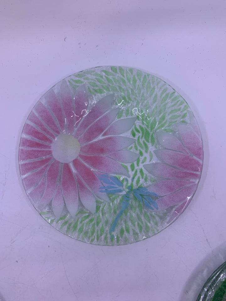 6 ASSORTED FUSED GLASS FLORAL LUNCH PLATES.