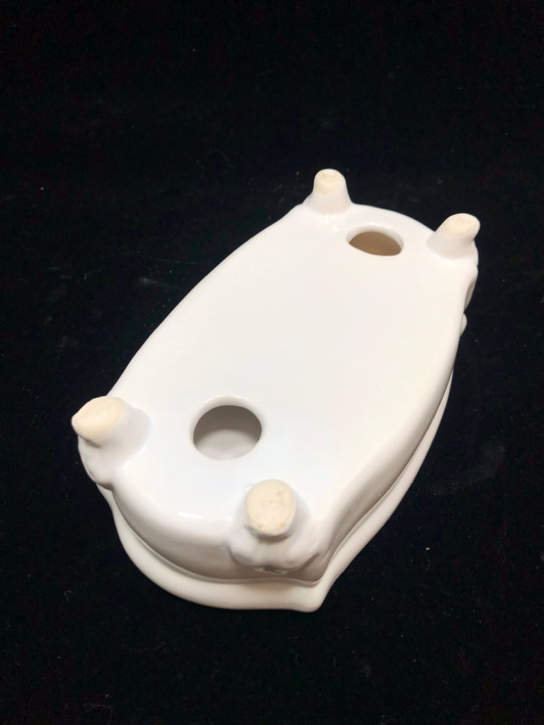 CERAMIC TUB SHAPED SOAP DISH.