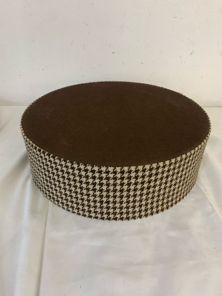 3 FABRIC NESTING HAT BOXES.