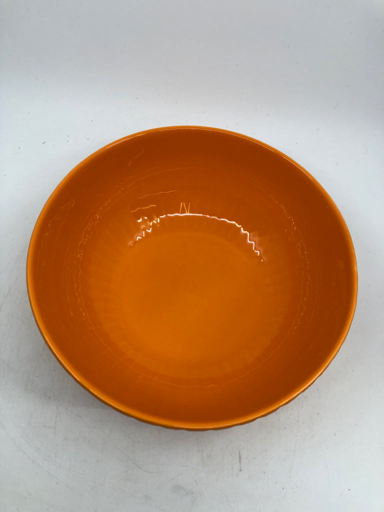 BRIGHT ORANGE SERVING BOW W/ RIBBED OUTSIDE.
