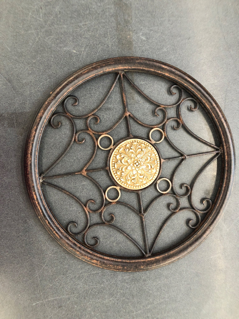 RUSTIC ROUND MEDALLION PATTERN WALL ART W WHITE CENTER.