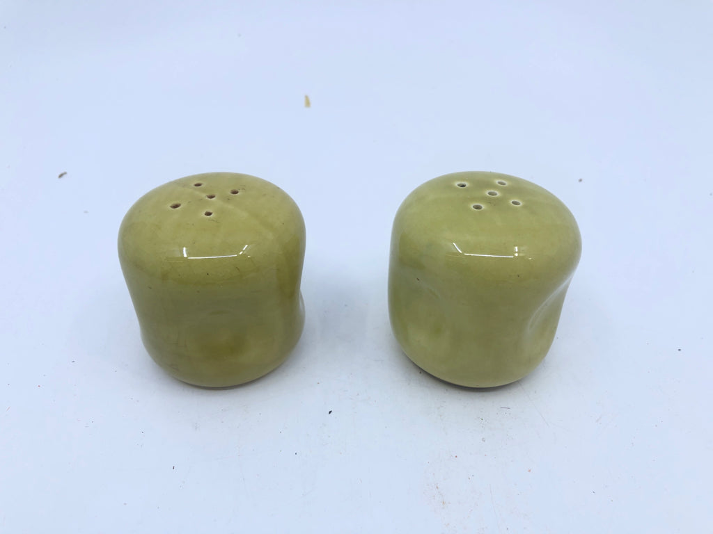 VTG GREEN POTTERY S/P SHAKERS W/ THUMB PRINT INDENT.