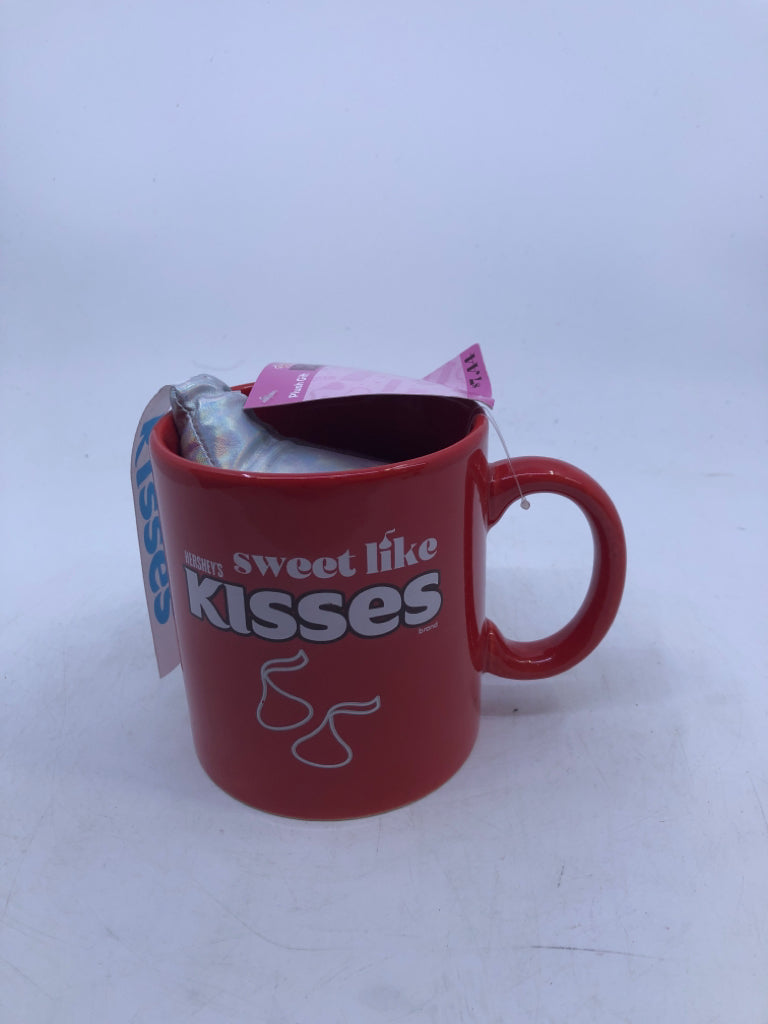 NIP KISSES MUG W PLUSH.