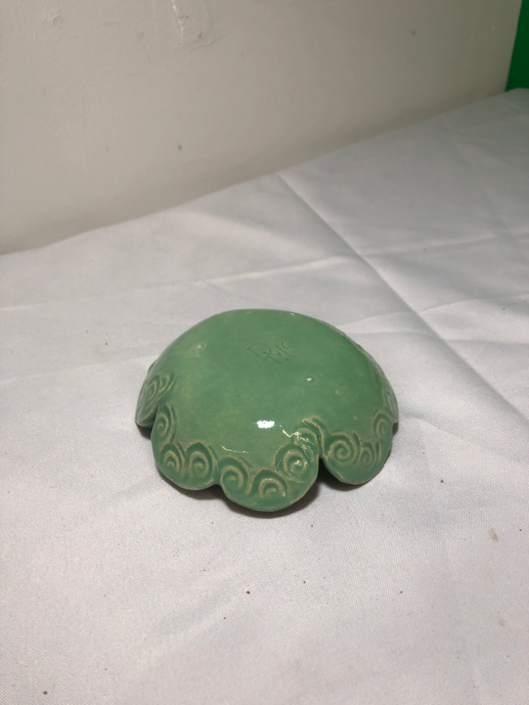 GREEN SWIRLED POTTERY CATCH DISH.
