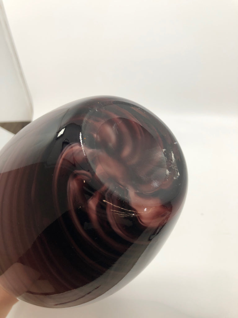 PURPLE AND WHITE SWIRL BLOWN GLASS VASE.