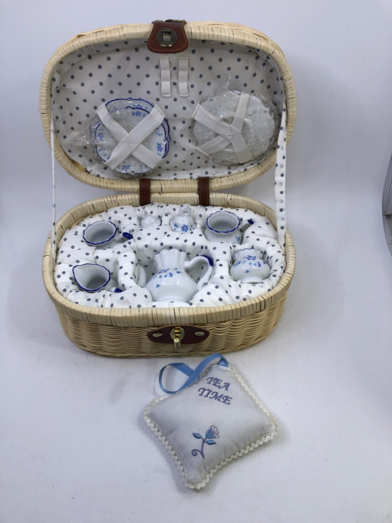 TEA SET IN BASKET W/BLUE FLORAL & HANDLE.