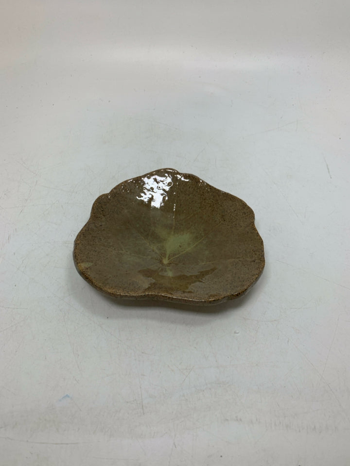 LIGHT BROWN FOOTED MAPLE LEAF RING CATCH.