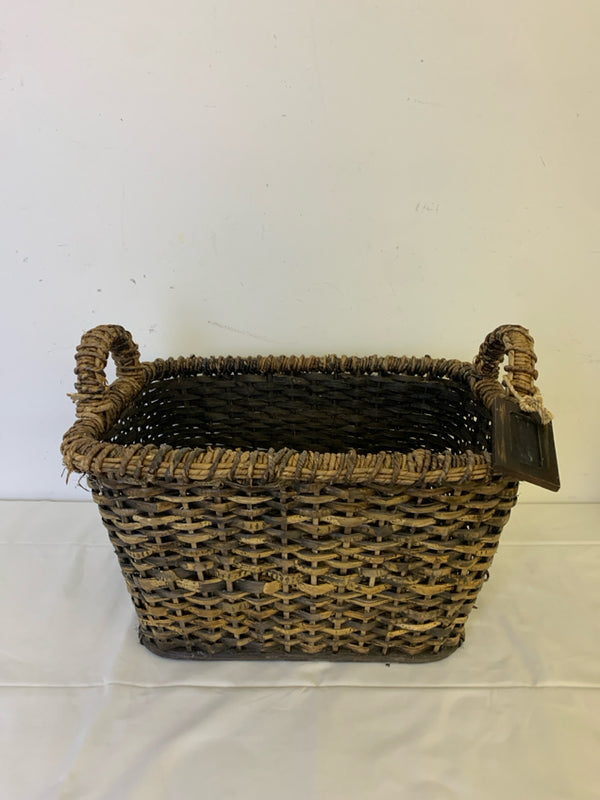 WOVEN BASKET W CHALK BOARD TAG.