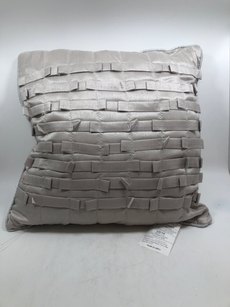 LOOP LINE GRAY PILLOW.