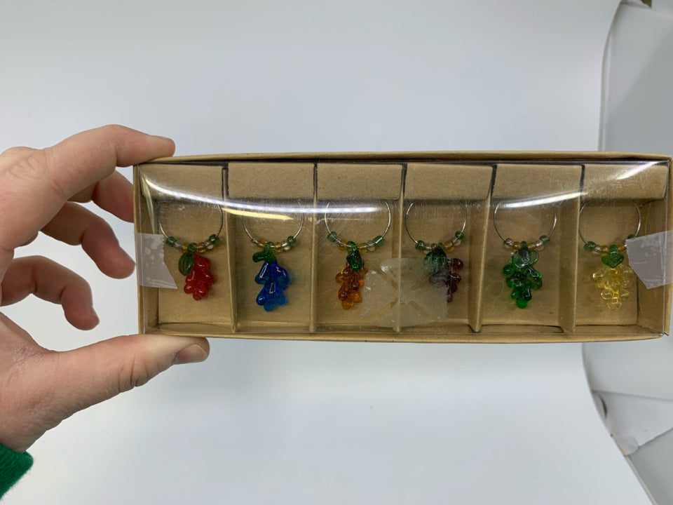 NEW 6 COLORED GAPE BUNCHES WINE GLASS CHARMS.